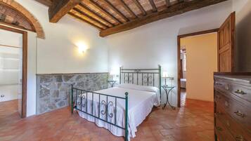 2 bedrooms, travel crib, free WiFi, bed sheets