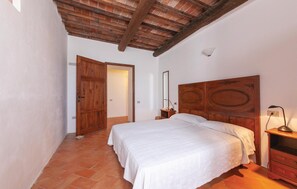 2 bedrooms, travel cot, free WiFi, bed sheets