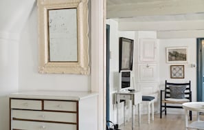 A room with a white dresser, a desk with a computer, a chair, and a table. - 3 bedroom cozy home in Fanø (Fanø)