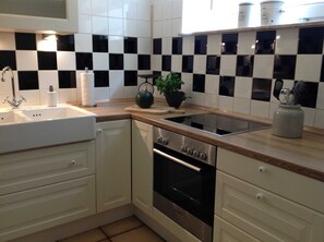 Fridge, oven, dishwasher, coffee/tea maker