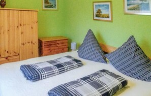 2 bedrooms, travel crib, free WiFi