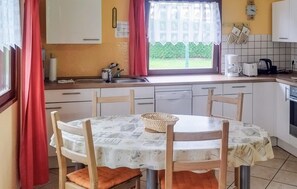 Kühlschrank, Mikrowelle, Herdplatte, Geschirrspüler