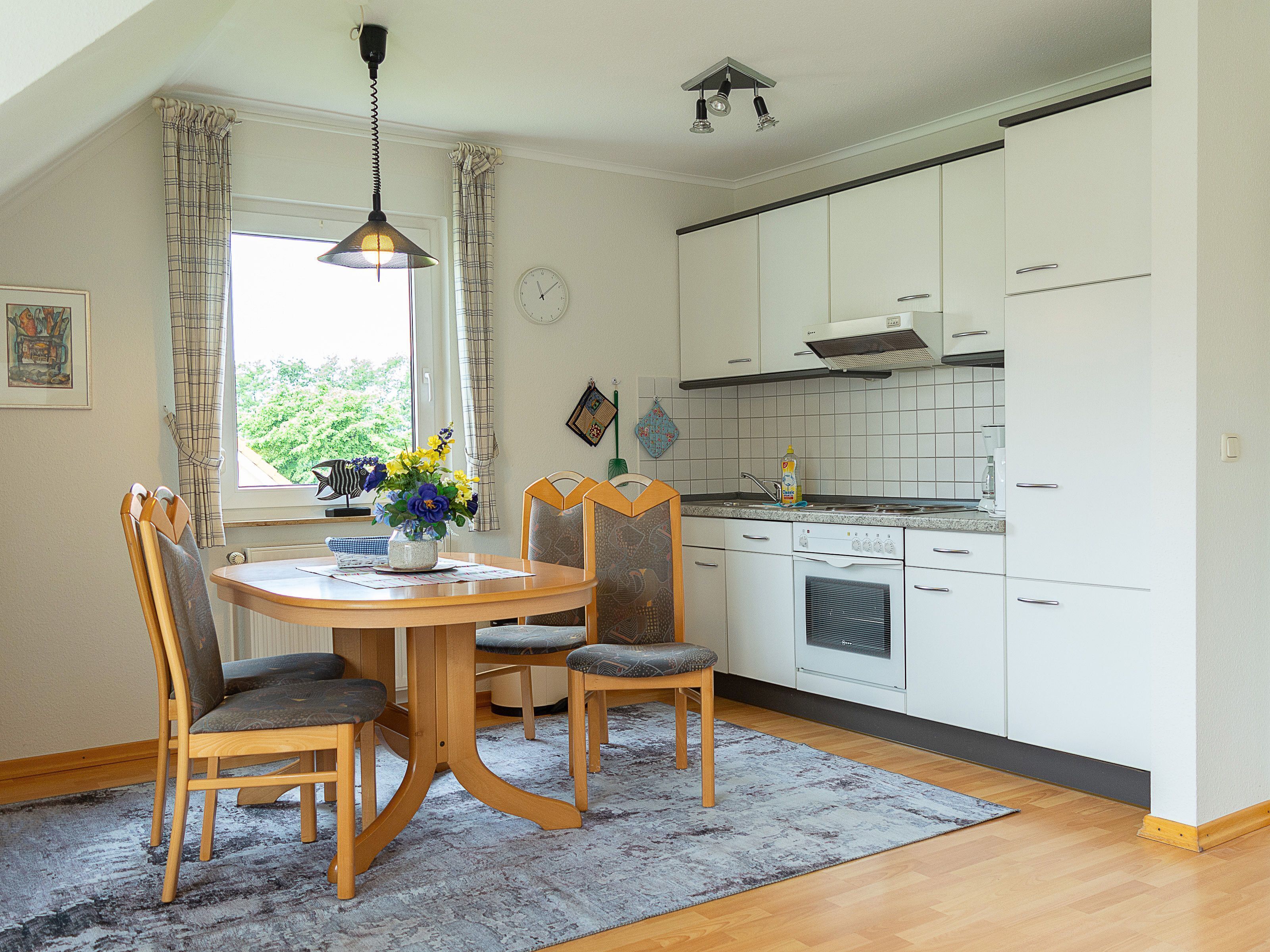 Kühlschrank, Ofen, Geschirrspüler, Wasserkocher mit Kaffee-/Teezubehör