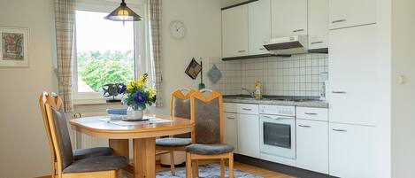 Fridge, oven, dishwasher, coffee/tea maker