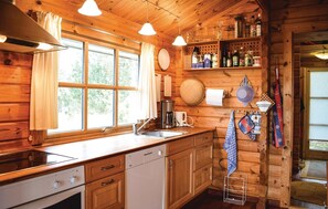 Kjøleskap, kokeplater, oppvaskmaskin og kaffetrakter/tekoker