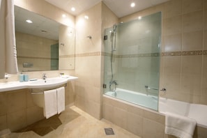 Apartment, 2 Bedrooms, Marina View | Bathroom | Combined shower/tub, free toiletries, hair dryer, slippers