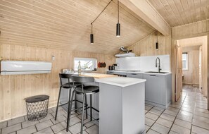 K ühlschrank, Ofen, Geschirrspüler, Wasserkocher mit Kaffee-/Teezubehör