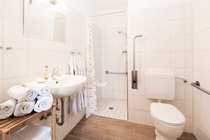 Douche, sèche-cheveux, serviettes fournies