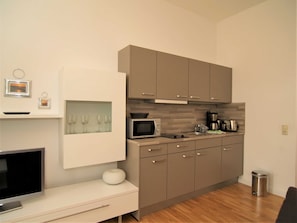 Kühlschrank, Geschirrspüler, Wasserkocher mit Kaffee-/Teezubehör