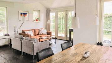 Een televisie, een dvd-speler en een stereo