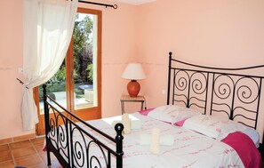 3 bedrooms, travel cot, free WiFi, bed sheets