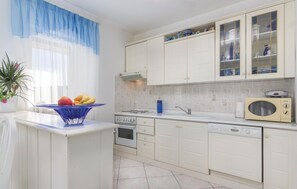 Réfrigérateur, micro-ondes, plaque de cuisson, lave-vaisselle