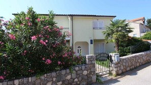 Exterior - Holiday apartment with air conditioning and balcony (Malinska)