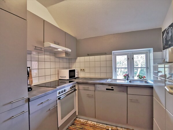 Kühlschrank, Mikrowelle, Ofen, Geschirrspüler