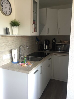 Kühlschrank, Mikrowelle, Ofen, Geschirrspüler