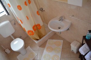 Shower - Holiday apartment with satellite TV and internet access (Palit)