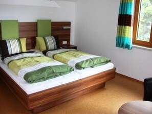 1 bedroom, desk, WiFi, bed sheets