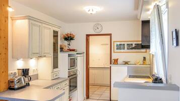 Réfrigérateur, plaque de cuisson, lave-vaisselle, cafetiÚre/bouilloire