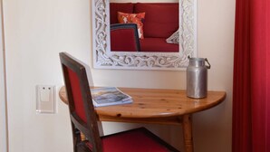 A wooden table with a chair, a metal water bottle, and a mirror with an ornate frame. - No. 2 Klatschmohnstube - Bauernstube Morgenitz double room (Rankwitz)