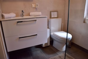 Haartrockner, Handtücher, Seife, Toilettenpapier