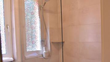 Dusche, Haartrockner, Handtücher, Seife