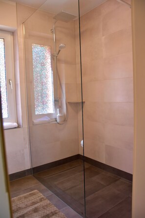 Dusche, Haartrockner, Handtücher, Seife