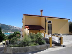 Property grounds - Holiday apartment with terrace (Baška)