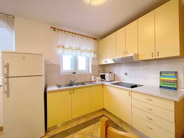 Fridge, stovetop, coffee/tea maker - Holiday apartment with terrace (Baška)