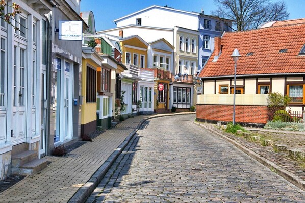 Unclassified image, 1 of 6, button