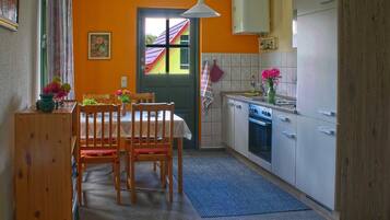 Kühlschrank, Mikrowelle, Ofen, Wasserkocher mit Kaffee-/Teezubehör