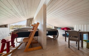 5 bedrooms, travel crib, free WiFi