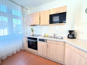 Kühlschrank, Mikrowelle, Ofen, Geschirrspüler