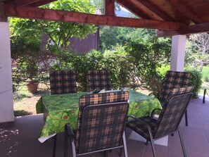 Outdoor dining - Holiday apartment in a quiet location with pavilion and barbecue (Ika)