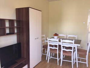 Dining - Holiday apartment in a quiet location with pavilion and barbecue (Ika)