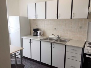 Réfrigérateur, four, plaque de cuisson