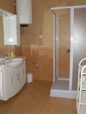 Bathroom - Holiday apartment in a quiet location with pavilion and barbecue (Ika)