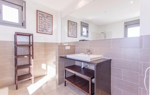 Combined shower/bathtub