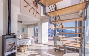 Télévision, cheminée, lecteur de DVD