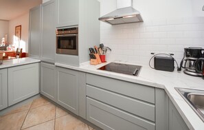 Kühlschrank, Mikrowelle, Herdplatte, Geschirrspüler