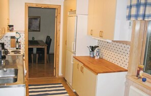 Fridge, microwave, stovetop, dishwasher - 3 bedroom beautiful home in ånimskog (Ånimskog)