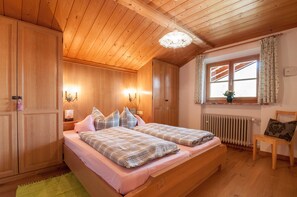 1 sovrum, värdeförvaringsskåp på rummet och sängkläder