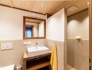 Douche, sèche-cheveux, serviettes fournies