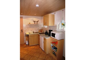 Kjøleskap, mikrobølgeovn, kaffetrakter/tekoker og vannkoker