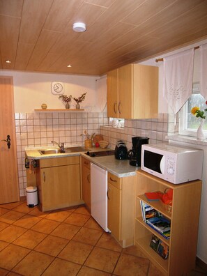 Kühlschrank, Mikrowelle, Wasserkocher mit Kaffee-/Teezubehör