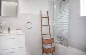 Bathtub - Amazing home in Pleubian (Pleubian)