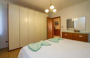 6 bedrooms, free WiFi, bed sheets