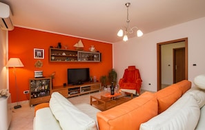Fernseher, DVD-Player, Tischfußball