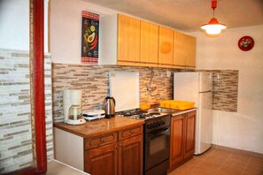 Fridge, oven, stovetop, coffee/tea maker