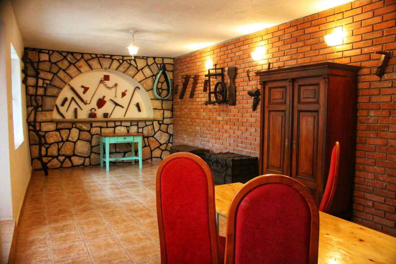 Un coin repas agrémenté d’un mur en briques, de détails en pierre et d’un meuble en bois.