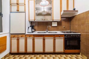 Fridge, oven, stovetop, coffee/tea maker